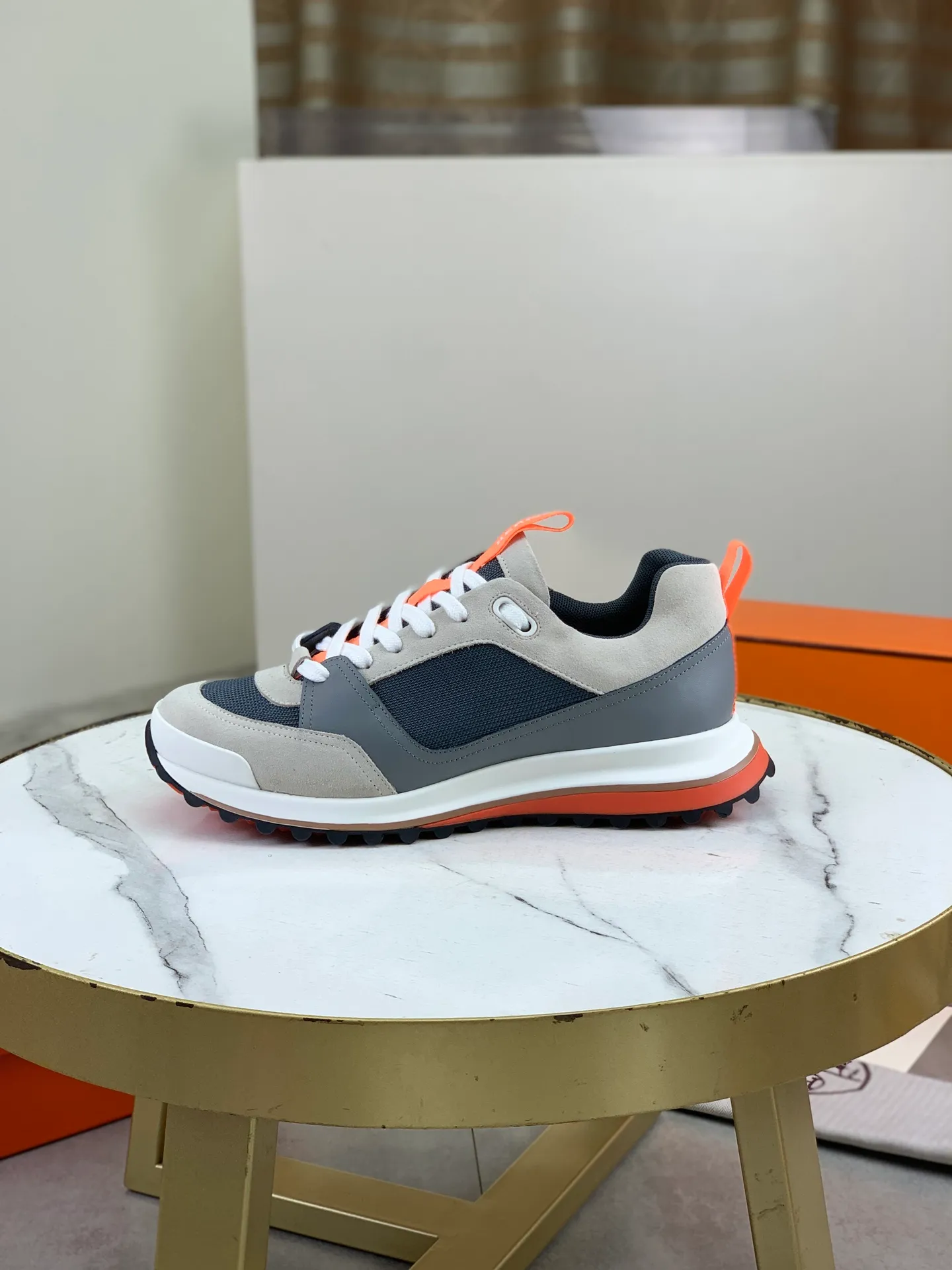 Factory price P800 Top version Original order Hermes men's Drift Sneaker summer new casual sports shoes Original purchase development and production H family men's classic series technological breathable fabrics with cowhide casual sports shoes Casual sports dad shoes combine high-tech breathable materials and cowhide, H family exclusive button decoration on the side The outsole is full of H italic design and bright colors show vitality and continue the brand design inspiration. Stroll around the city lightly and feel free and comfortable. Delivered in exquisite packaging🛍📦 ▪️Fabric: original customized breathable material + first layer of cowhide ▪️Inner: cowhide feet ▪️Outsole: molded and evacuated PU+TPU material ▪️Size: 39-44 (38 45 46 customized) Multiple colors available Premium packaging